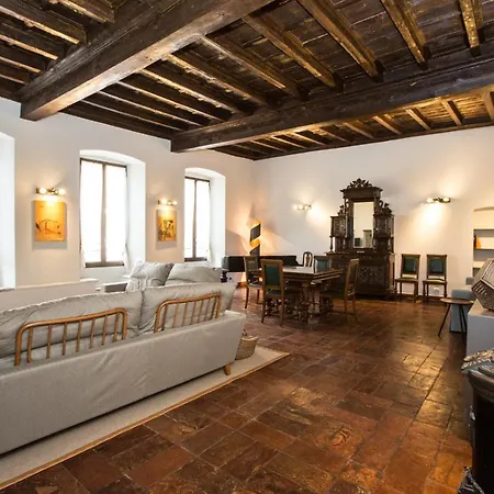 Historical In The Center Of - Larihome A02 Апартаменты *